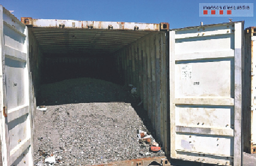 Un dels contenidors carregats amb sorra i pedres. Foto: Mossos d’Esquadra