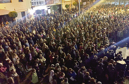 La plaça de la Vila es va omplir per condemnar l’assassinat de la dona, dimarts a la nit. Foto: Twitter (@daninovosanchez)