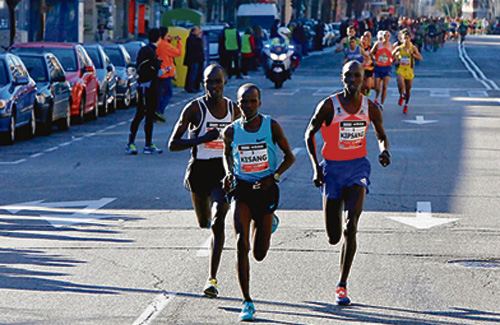 Tres atletes durant la cursa del passat 2014. Foto: Pere Cornellas / La Mitja