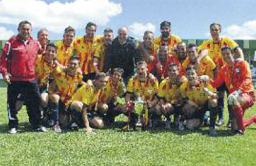La selecció catalana amateur amb el trofeu de campió estatal. Foto: CF Mollet