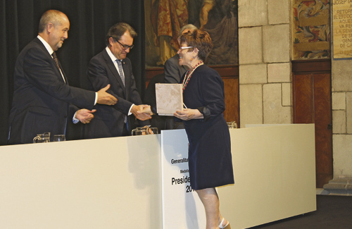Isabel Ruiz rebent la medalla al treball 2015. Foto: Cinta Aixendri