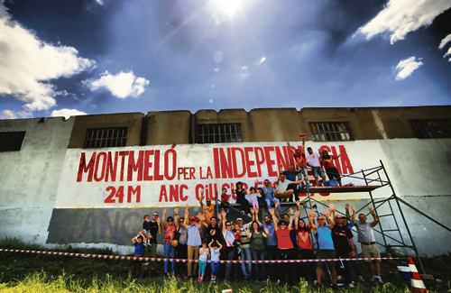 Pintada d’un mural per la independència a Montmeló. Foto: 27S Montmeló