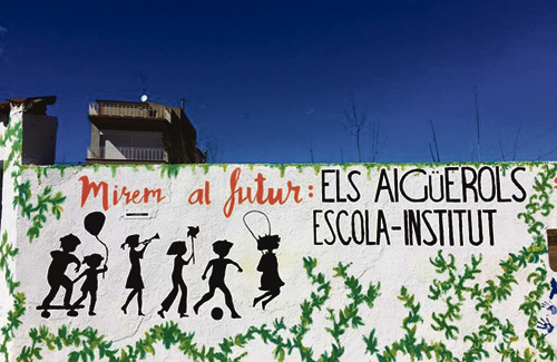 La pintada al mur del solar on s’ha de construir l’escola. Foto: Ajuntament