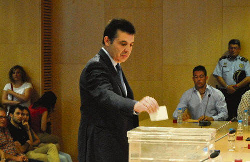 Guil durant la votació que el va investir alcalde. Foto: Ajuntament