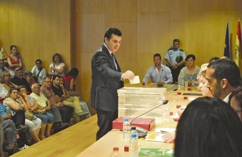 Antoni Guil votant la seva candidatura a l’alcaldia. Foto: Ajuntament Montmeló