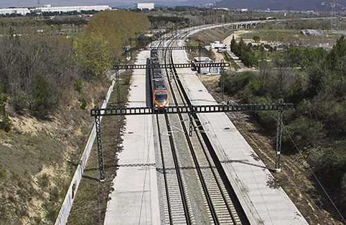 Una imatge del pas de l’R8 a l’alçada de la futura estació. Foto: Ajuntament