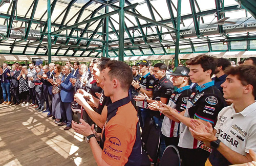 Els pilots aplaudeixen per homenatjar Pérez en la presentació del Gran Premi d’aquest cap de setmana. Foto: Circuit