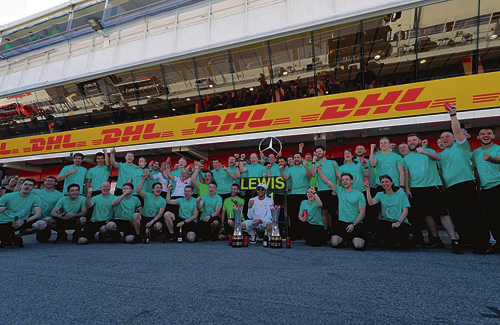 Hamilton celebra la victòria de l’any passat amb tot el seu equip. Foto: F1