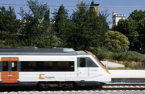 Tren de la R8 al seu pas per la granja Soldevila. Foto: Ajuntament