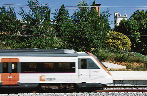 Un tren de la R8 al seu pas per la Granja Soldevila. Foto: Ajuntament