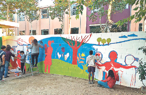 Els usurais de l’Espai Cangur pintant el mural. Foto: Ermisenda Soy