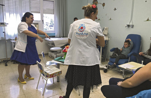 Les ‘clowns’ Oxigena i Botiquina durant una de les seves visites a l’Hospital de Granollers. Foto: Línia Vallès