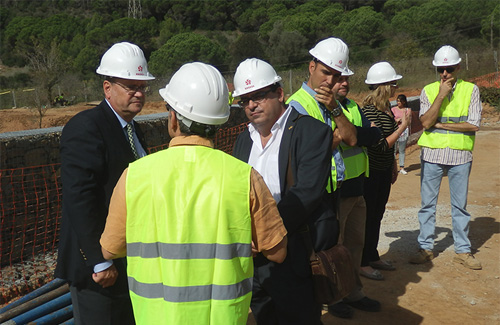 El delegat del govern visitant les obres del cementiri. Foto: Ajuntament