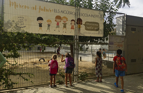 Escolars a la porta d’entrada del centre. Foto: Isabel Romàn