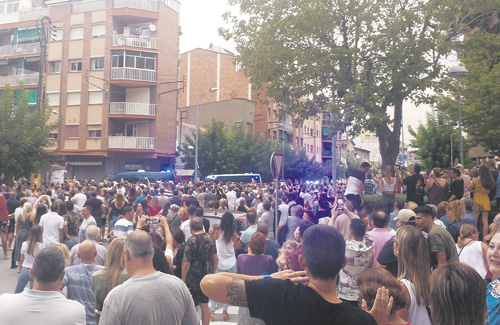 Un miler de veïns es van congregar dissabte al carrer Brutau. Foto: Ajuntament