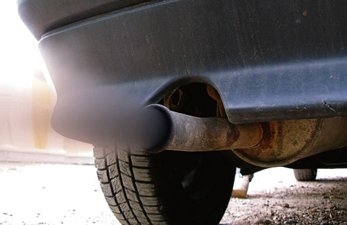 Els gasos que emeten els cotxes són el principal origen de l’ozó troposfèric, que té greus conseqüències per a la salut. Foto: Arxiu