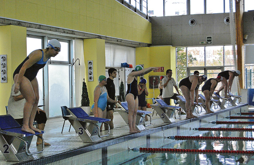 Els nedadors es preparen per saltar a l’aigua. Foto: Special Olympics