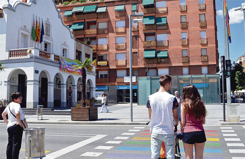 Dimecres 28 de juny a Cerdanyola es va pintar l’Arc de Sant Martí en un pas de vianants, entre altres. Foto: Ajuntament de Cerdanyola