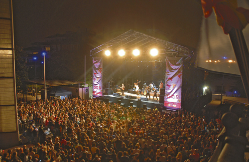 El concert de Mojinos Escozíos va ser multitudinari. Foto: Ajuntament