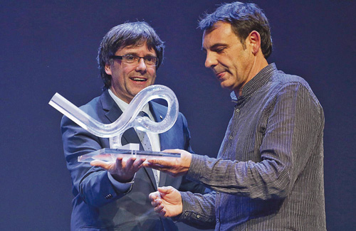El president Puigdemont va lliurar a Camps el premi Català de l’Any. Foto: Arxiu