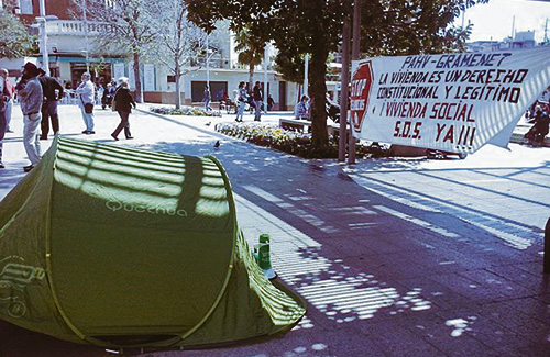 La PAH va acampar dilluns a la plaça de la Vila. Foto: Twitter