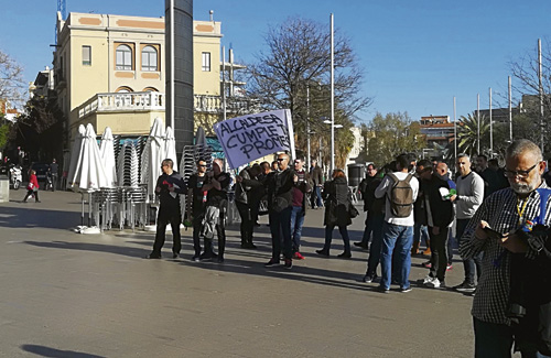 Alguns agents van protestar davant l’Ajuntament durant el Ple. Foto: Cs