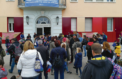 Dimarts van començar les mobilitzacions davant l’Ajuntament. Foto: AMPA