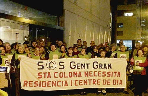SOS Gent Gran es va manifestar dimarts a les portes del departament. Foto: SOM