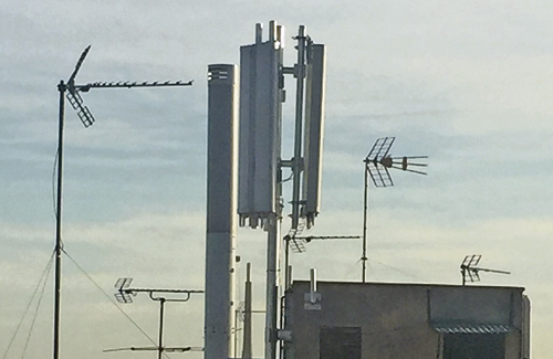 L’antena instal·lada en un terrat del carrer Àngel Guimerà. Foto: AVV Sant Crist