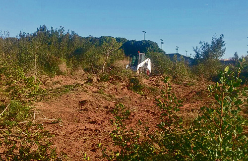 El govern va aclarir dimarts la presència d’una excavadora al turó. Foto: Plataforma