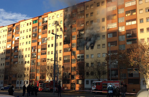 L'incendi va afectar vuit plantes de l'edifici. Foto: Twitter (@EUiAdeBadalona)