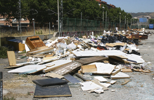 Els residus s’amunteguen al costat de les vies del tren a Via Trajana. Foto: Línia Nord