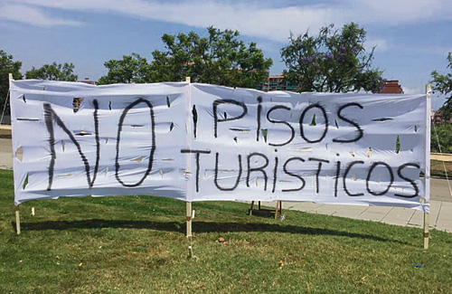 La pancarta va desaparèixer dimarts al matí. Foto: AVV La Catalana
