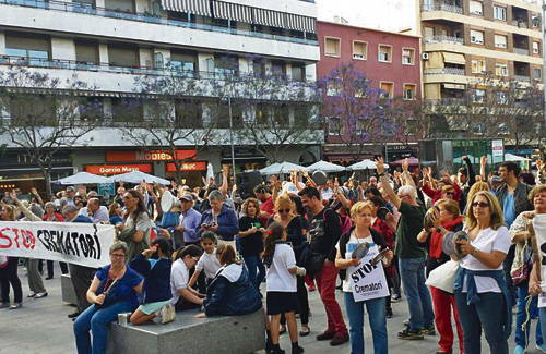 Prop de 300 persones van fer una cassolada a la plaça de la Vila . Foto: Twitter