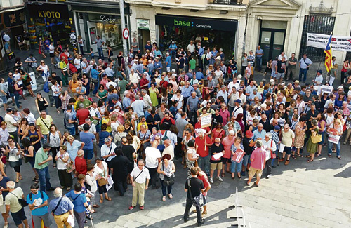 Centenars de badalonins van concentrar-se a la plaça de la Vila. Foto: Twitter