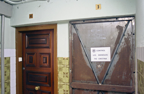Una placa indica que un pis està vigilat pel Tío Cristina. Foto: Arxiu