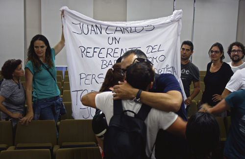 Ramos s’abraça als assistents en acabar el Ple. Foto: Línia Nord
