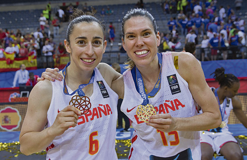 Les jugadores, eufòriques amb la seva medalla. Foto: FEB
