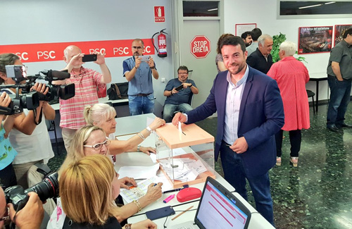 El president dels socialistes badalonins, Álex Pastor, en el moment de votar. Foto: PSC