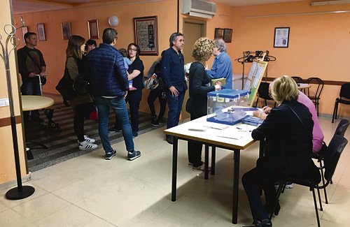 Més de 450 veïns es van apropar a votar. Foto: AV Casagemes