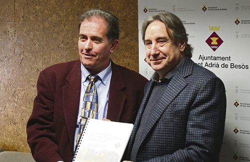 Callau (esquerra) rep l’informe de mans de Pugcorbé (dreta). Foto: Línia Nord