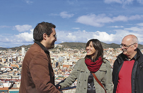 Parlon amb el president de l’AVV, Carlos García (dreta), i Jordi Mas. Foto: Ajuntament