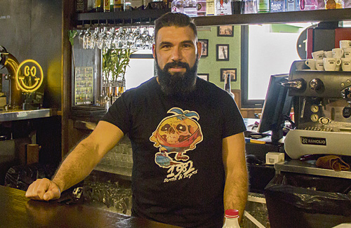 Iban Díaz és propietari del bar The 1982 de Santa Coloma. Foto: Bartalent