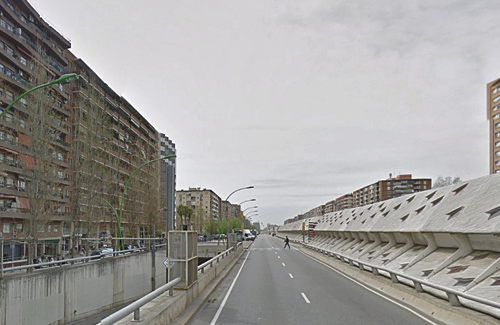 Uns baixos de la Gran Via, entre els pisos ocupats al barri. Foto: Google Maps