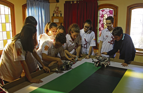 L’equip d’alumnes amb els prototips de robots. Foto: Línia Nord