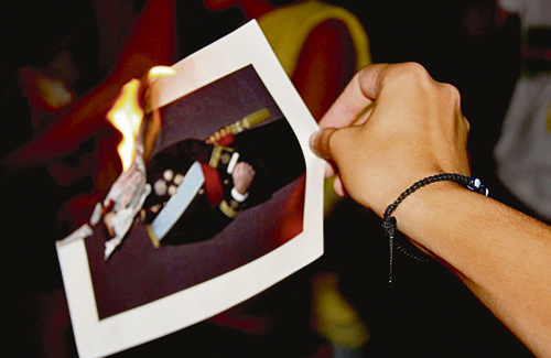 Desenes de persones van cremar fotos del rei l’11 de setembre. Foto: CUP