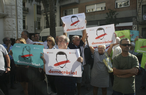 400 persones es van aplegar dimarts a la plaça de la Vila de Badalona per exigir l’alliberament de Cuixart i Sànchez. Foto: Línia Nord