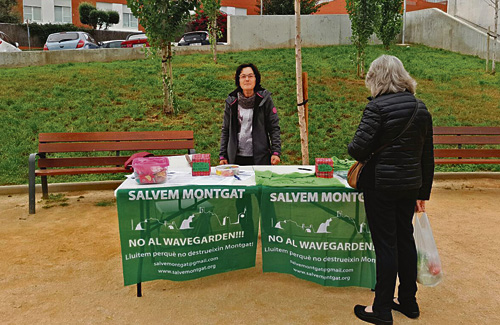Salvem Montgat continua recollint firmes contra el Wavegarden. Foto: Salvem