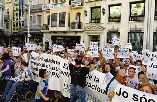 Protestes dels pares a la plaça de la Vila durant el Ple. Foto: BDN Capaç