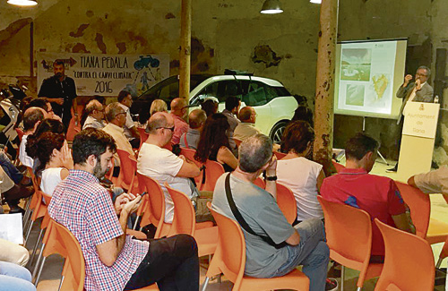Desenes de veïns van assistir al debat a Can Riera. Foto: Junts per Tiana